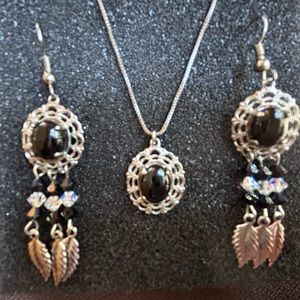Silver filigree black stone necklace & feather earrings